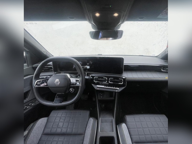 Renault 4 E-Tech Iconiq autonomía confort 110kW foto 8