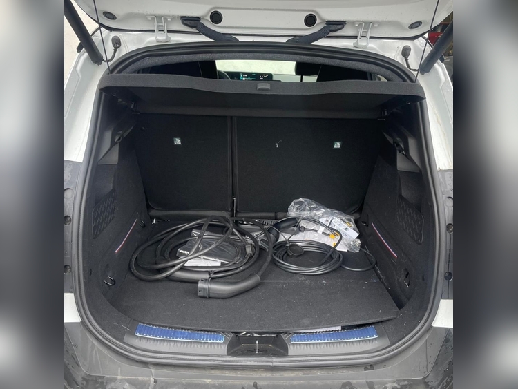 Renault 4 E-Tech Iconiq autonomía confort 110kW foto 11